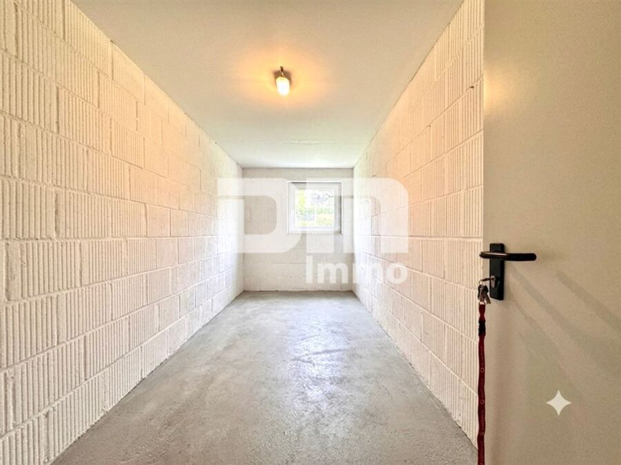 Hochwertig sanierte, ebenerdige Dreizimmerwohnung im EG mit Loggia + PKW-Stellplatz - Souterrain Kellerraum Sondernutzung